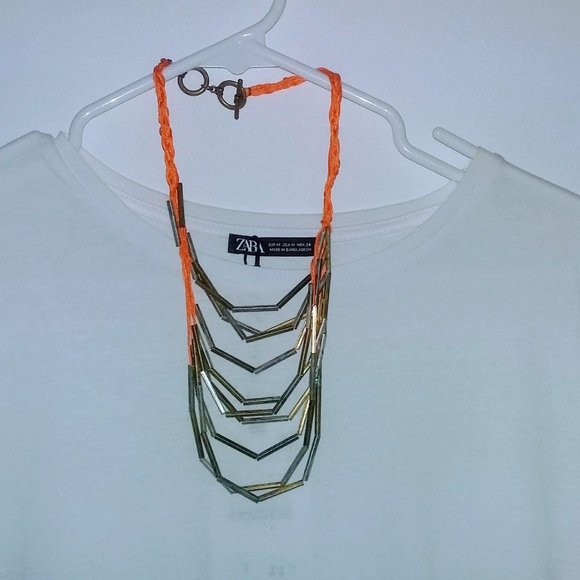 3/$20💥💥 FINAL CLEARANCE💥💥VINTAGE GOLD BRASS ORANGE THREAD TOGGLE NECKLACE - Picture 1 of 3